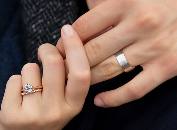 如何定制一枚专属订婚戒指？Blue Nile珠宝专家的建议