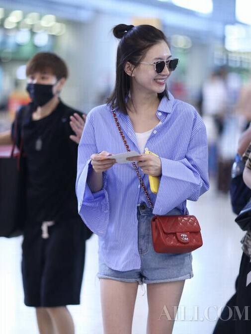 杨幂江疏影拿件衬衫当外套穿 这个春天你也可以有