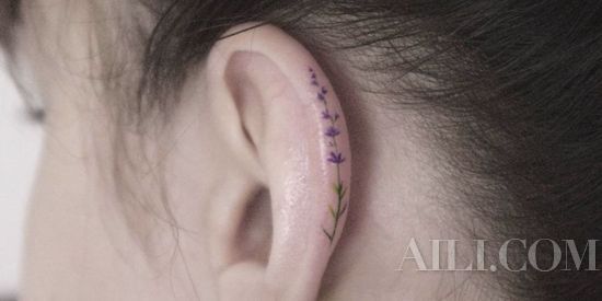 过了打耳洞的年代 今年流行耳朵纹身！