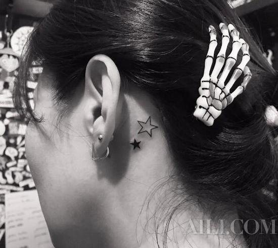 过了打耳洞的年代 今年流行耳朵纹身！
