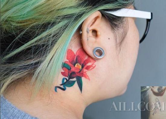 过了打耳洞的年代 今年流行耳朵纹身！