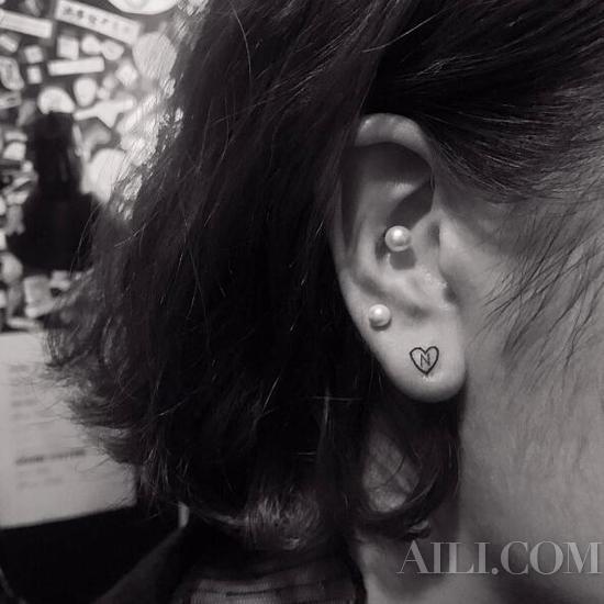 过了打耳洞的年代 今年流行耳朵纹身！