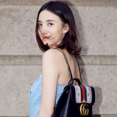 宋佳发型界的“杠把子”  冲天半丸子头启程时装周