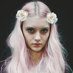 PINK！最强粉色头发成时尚界最佳搭配单品