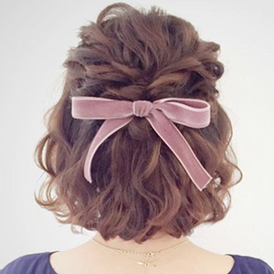 女生们都在迷这个！丝绒发带才是最时髦的发饰