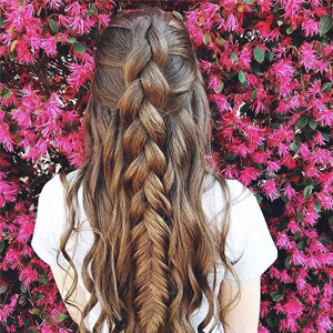 风再大又怎样？凌乱中的发型更迷人更有美感！