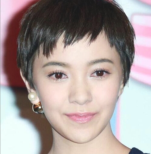 女星狗啃式刘海排行榜 郭采洁俏皮窦靖童酷炫周迅变大妈