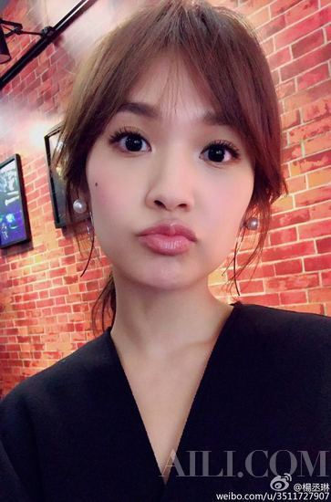 随意低丸子头瞬间拥有优雅女人味