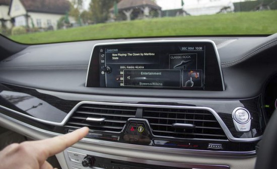 新款宝马7系11个科技功能盘点 遥控停车最酷