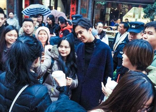 迪玛希海量美图洗洗眼 《歌手》进口小哥哥帅翻