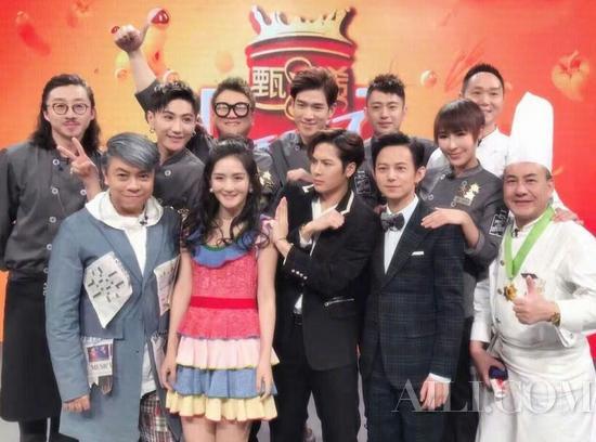 何炅“后宫失火”!谢娜王嘉尔公开争宠显尴尬