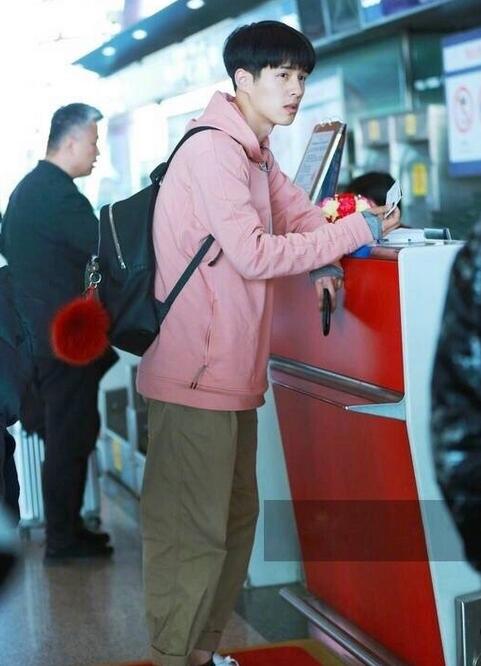 刘昊然脱校服换上一件骚气粉，裤子还是那一条