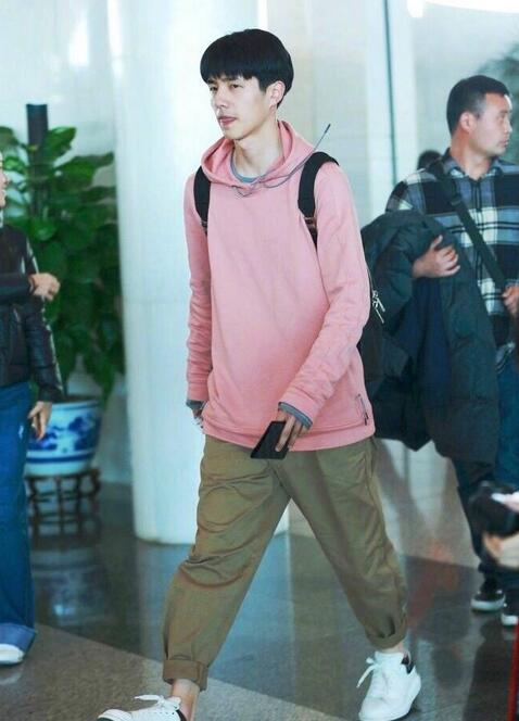 刘昊然脱校服换上一件骚气粉，裤子还是那一条