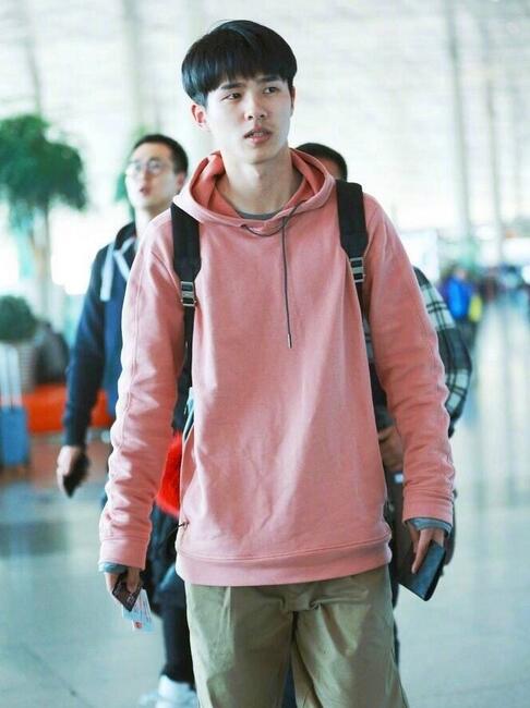 刘昊然脱校服换上一件骚气粉，裤子还是那一条