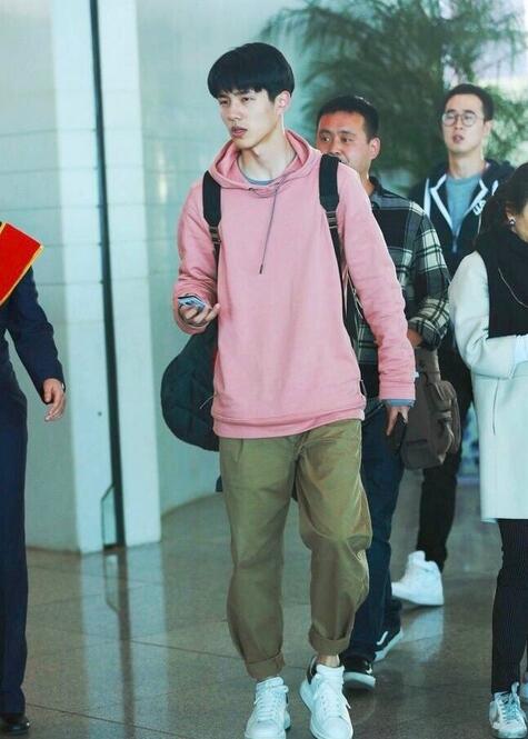 刘昊然脱校服换上一件骚气粉，裤子还是那一条