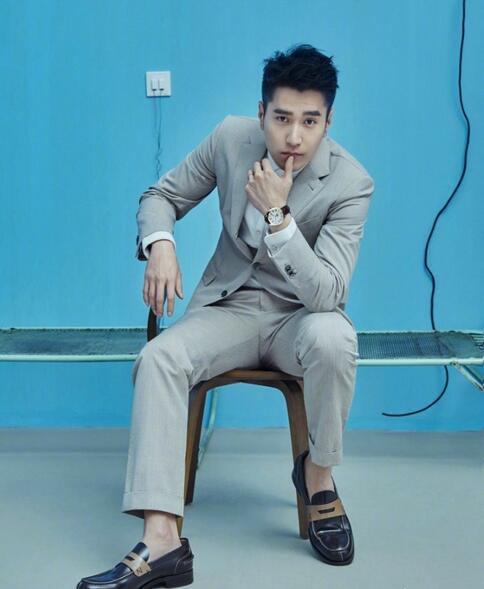 赵又廷写真全程秀双眼皮 戴婚戒拒绝迷妹色心