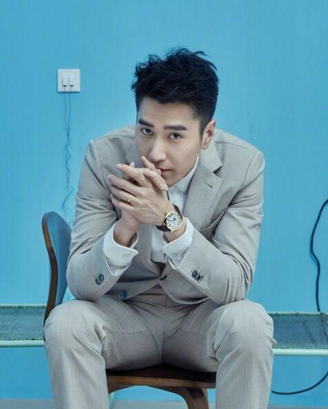 赵又廷写真全程秀双眼皮 戴婚戒拒绝迷妹色心