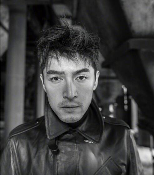 胡歌上了这么多封面，这张给眼角疤痕特写的最帅