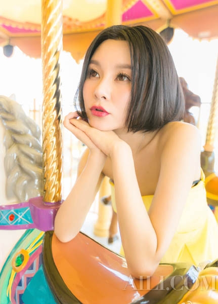 毛泽少做客《爱丽时尚模范生》 带伤上阵超敬业