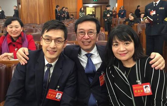 西装+眼镜，胡歌这个样子也太撩了吧！