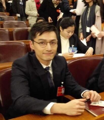 西装+眼镜，胡歌这个样子也太撩了吧！