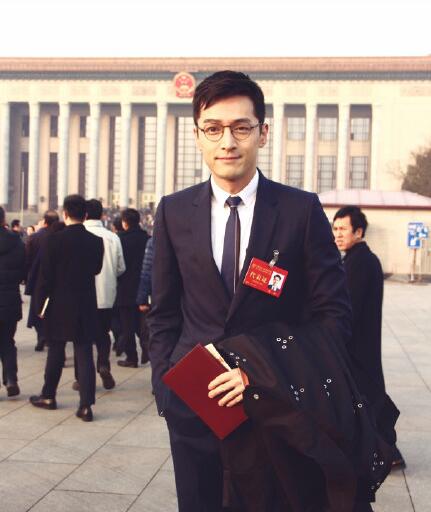 西装+眼镜，胡歌这个样子也太撩了吧！