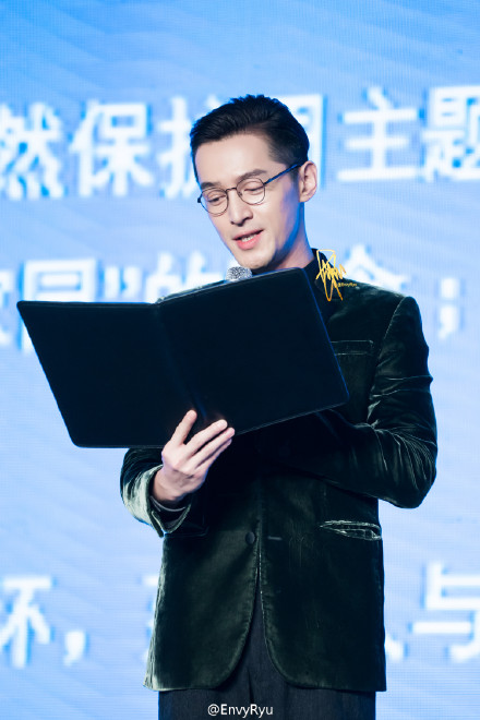 西装+眼镜，胡歌这个样子也太撩了吧！
