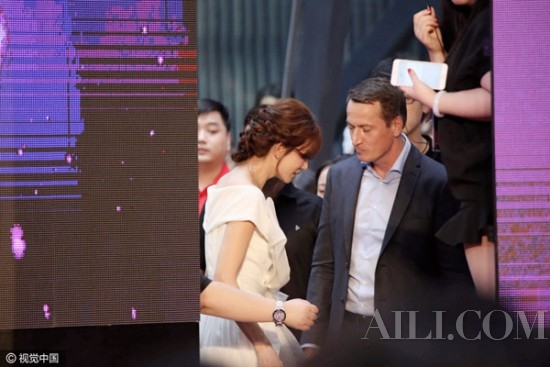 林志玲侧露丰胸妩媚婀娜 美貌遭老外侧目