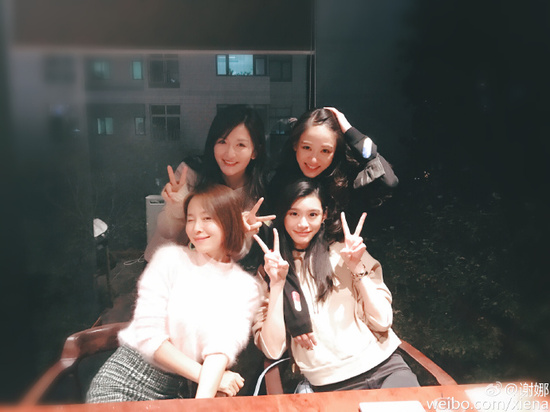 陈乔恩谢娜穿浴袍合影汪涵 评论区诡异的画风怎么回事？