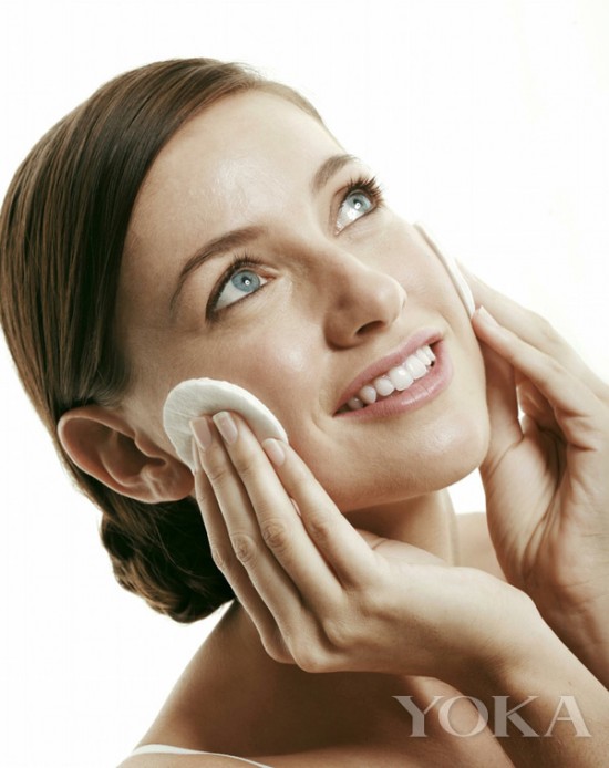 彩妆大师后台的秘密武器 原来你是这样的卸妆水！