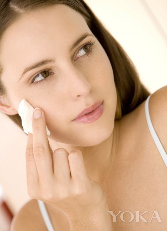 彩妆大师后台的秘密武器 原来你是这样的卸妆水！