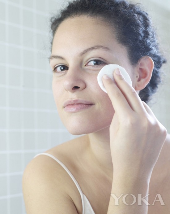 彩妆大师后台的秘密武器 原来你是这样的卸妆水！