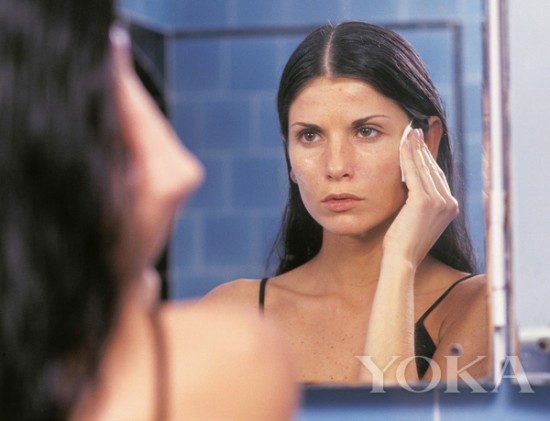 彩妆大师后台的秘密武器 原来你是这样的卸妆水！