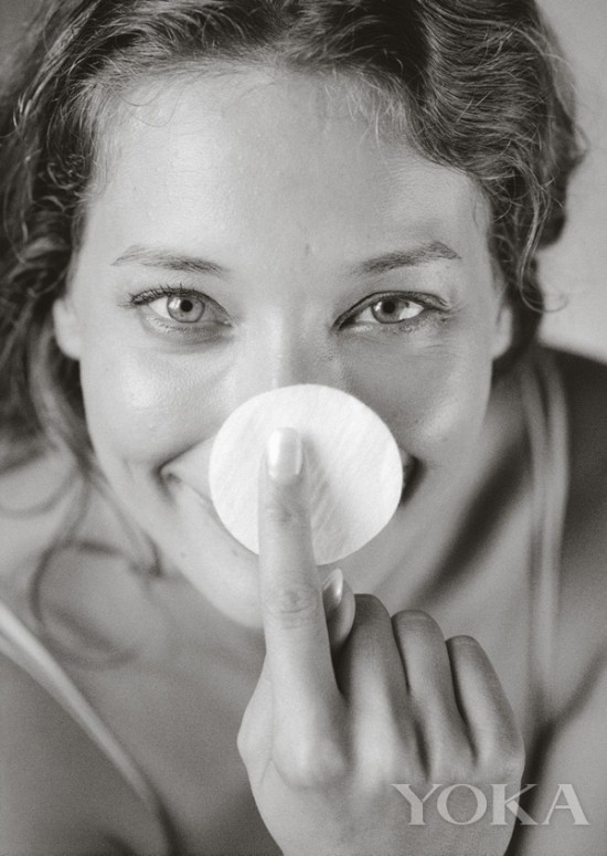 彩妆大师后台的秘密武器 原来你是这样的卸妆水！