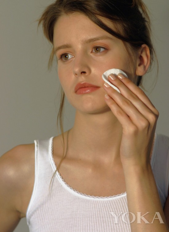 彩妆大师后台的秘密武器 原来你是这样的卸妆水！