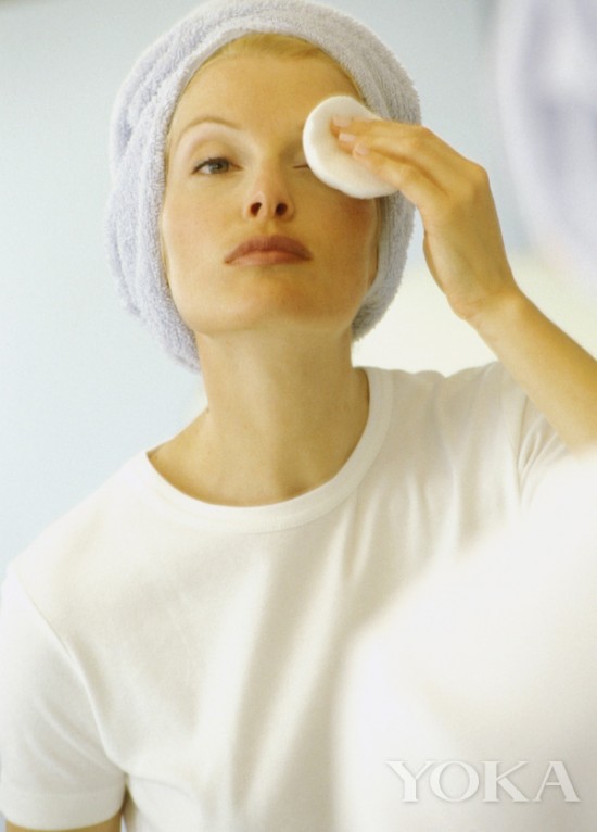 彩妆大师后台的秘密武器 原来你是这样的卸妆水！