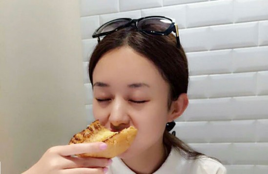 素颜超美的赵丽颖阿娇 全都赢在“水光肌”