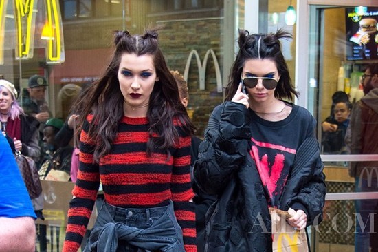 Kendall Jenner 和 Bella Hadid 时装周现场吃麦当劳？不是沙拉！
