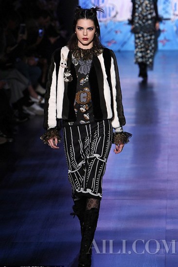 Kendall Jenner 和 Bella Hadid 时装周现场吃麦当劳？不是沙拉！