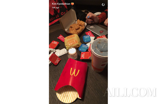 Kendall Jenner 和 Bella Hadid 时装周现场吃麦当劳？不是沙拉！