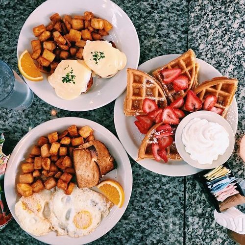 Kendall Jenner 和 Bella Hadid 时装周现场吃麦当劳？不是沙拉！