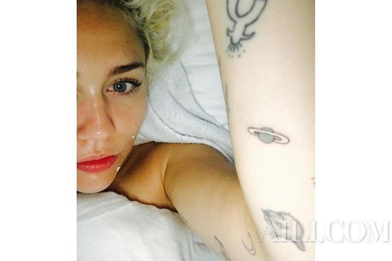 INS上女明星高调晒纹身，你敢说不好看？