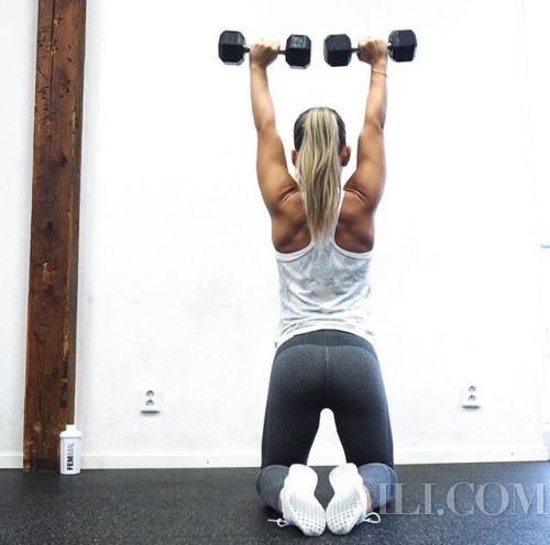 哑铃是锻炼腿部肌肉的完美武器