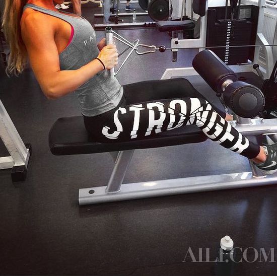 哑铃是锻炼腿部肌肉的完美武器