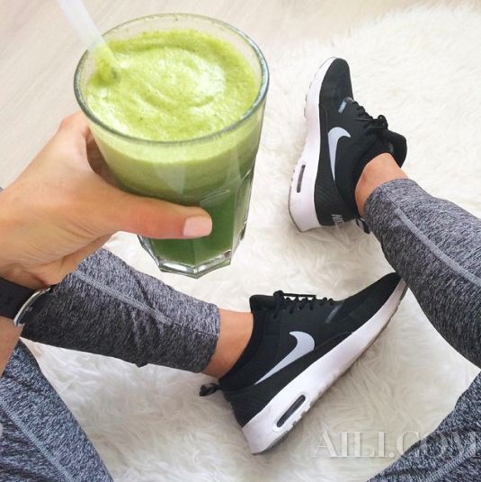 哑铃是锻炼腿部肌肉的完美武器