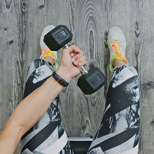 哑铃是锻炼腿部肌肉的完美武器