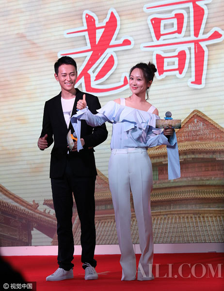 随时被秦俊杰的眼神宠溺，杨紫的脸还是有点僵