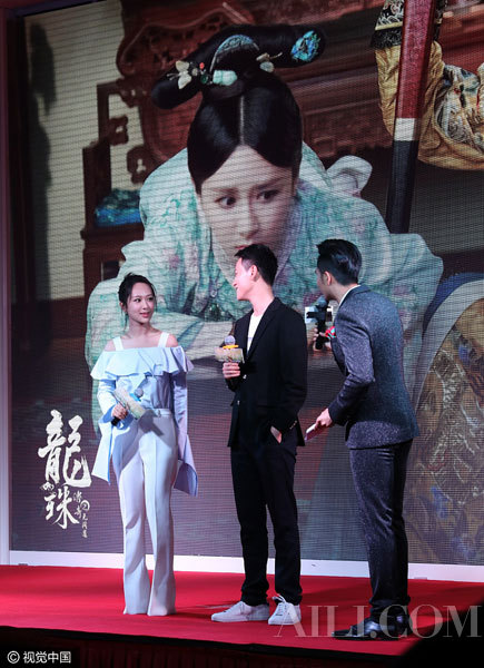 随时被秦俊杰的眼神宠溺，杨紫的脸还是有点僵