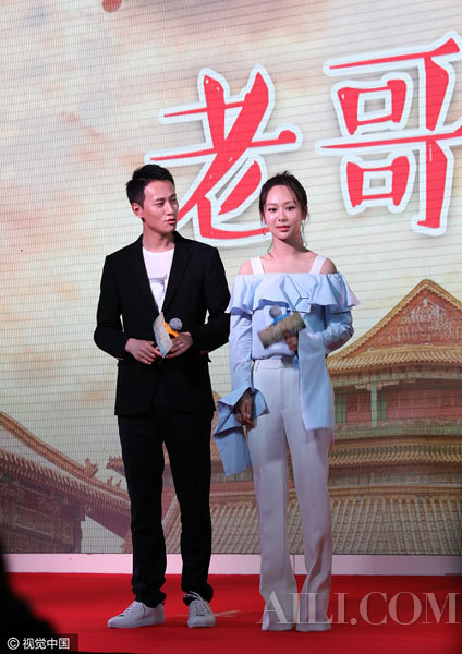 随时被秦俊杰的眼神宠溺，杨紫的脸还是有点僵