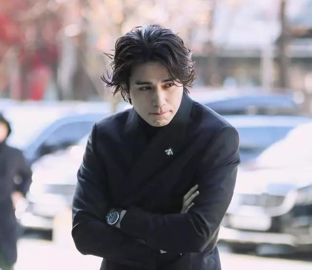40岁李栋旭成少女们的理想型男友，皮肤白到女生都羡慕